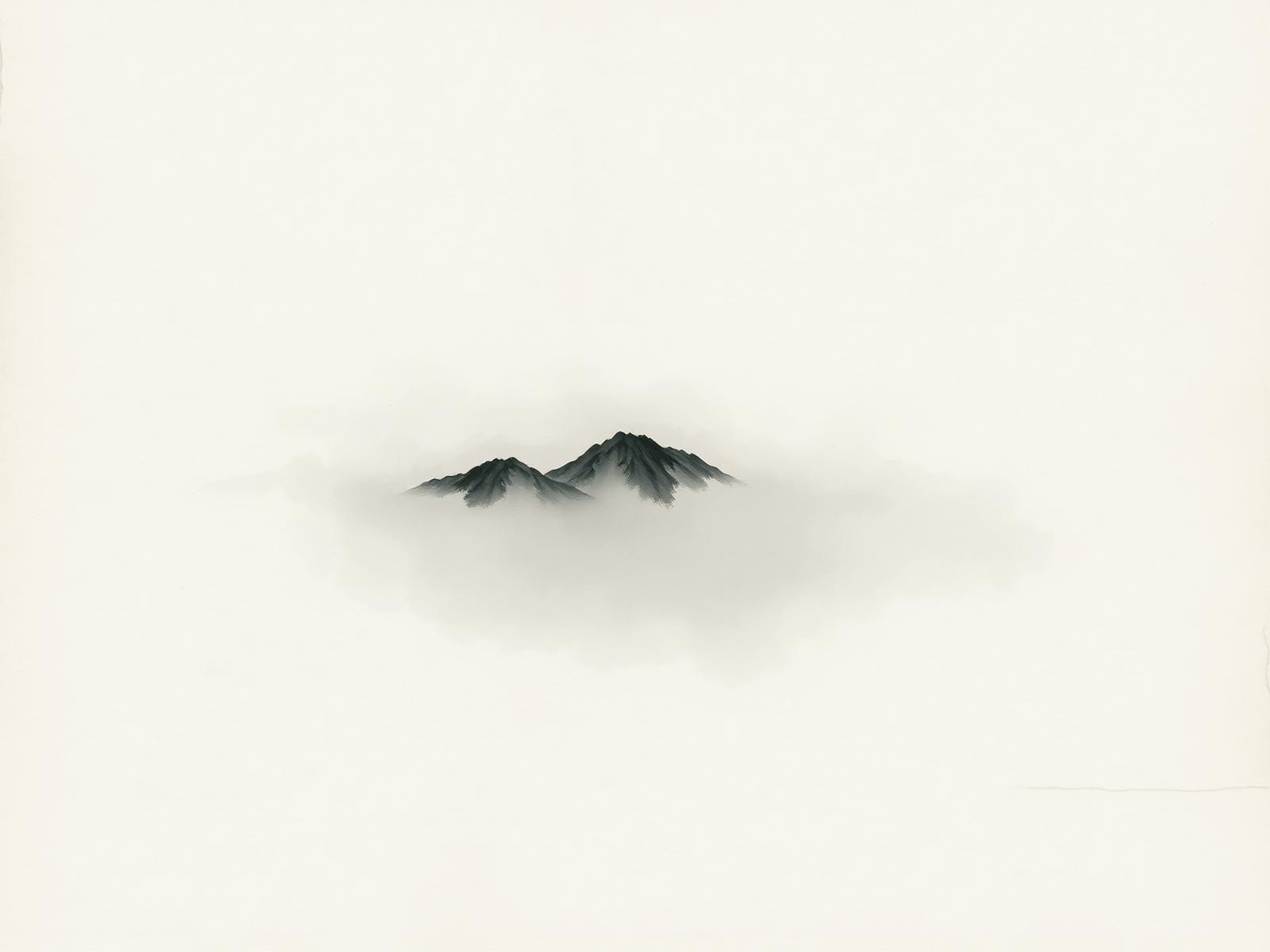 Côte rocheuse et plage disparaissant progressivement dans une brume claire